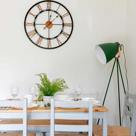 Albatross House - Comfy Home With Parking Слау Екстериор снимка