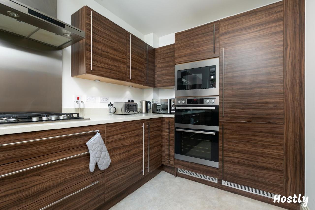 Albatross House - Comfy Home With Parking Слау Екстериор снимка