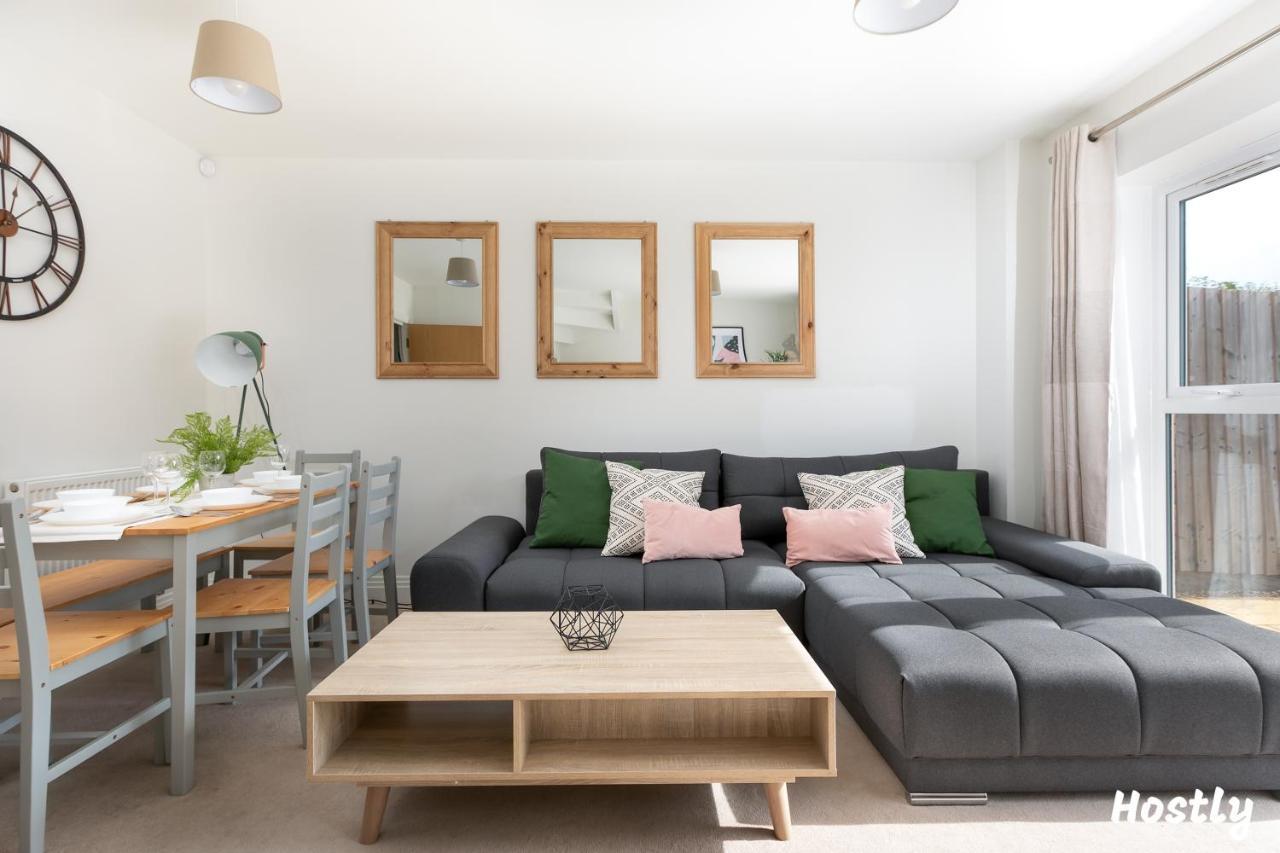 Albatross House - Comfy Home With Parking Слау Екстериор снимка
