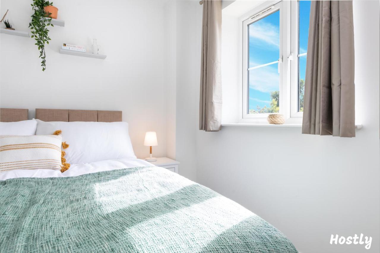 Albatross House - Comfy Home With Parking Слау Екстериор снимка