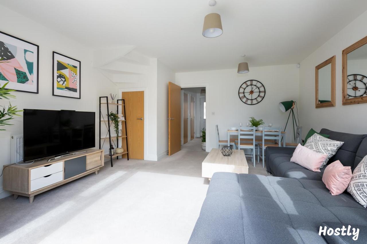 Albatross House - Comfy Home With Parking Слау Екстериор снимка