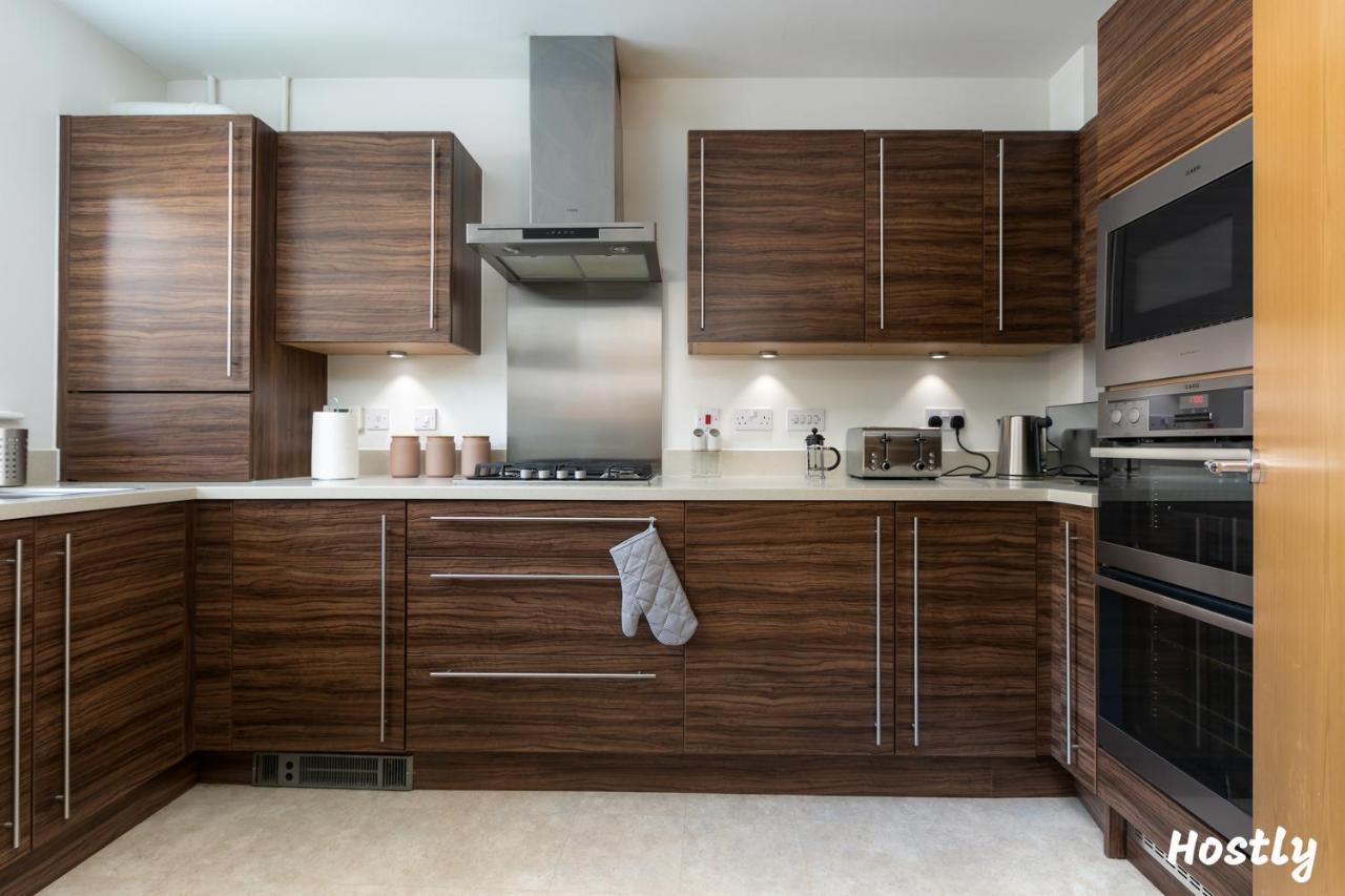 Albatross House - Comfy Home With Parking Слау Екстериор снимка