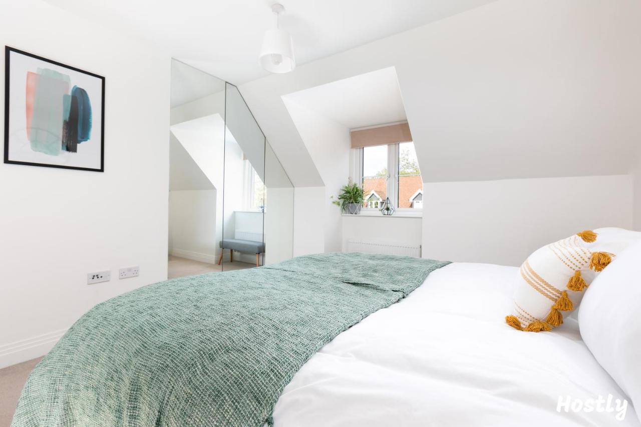 Albatross House - Comfy Home With Parking Слау Екстериор снимка