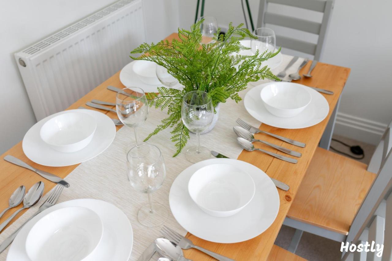 Albatross House - Comfy Home With Parking Слау Екстериор снимка
