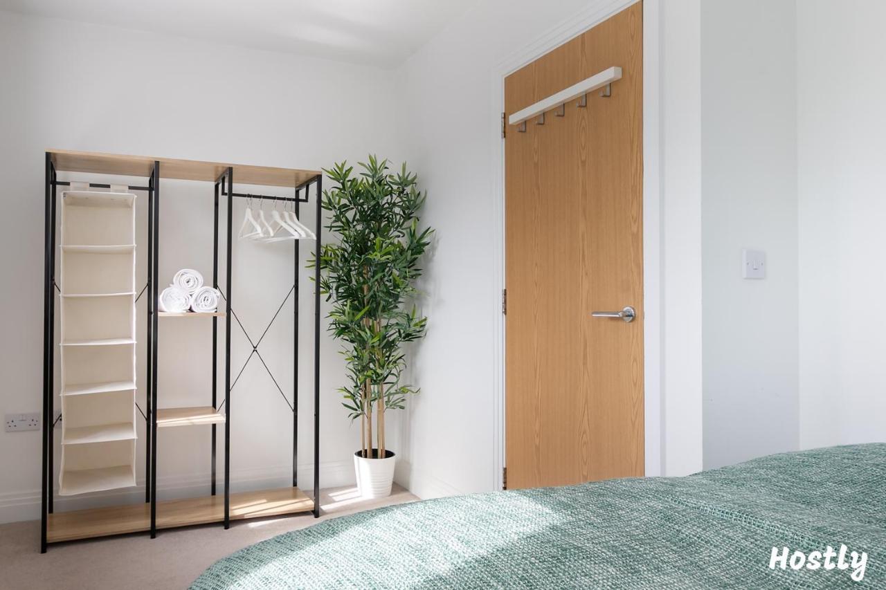 Albatross House - Comfy Home With Parking Слау Екстериор снимка